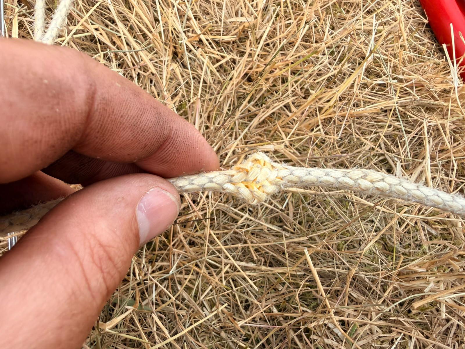 Pak de knik van 2.5x de splitpen-lengte, druk je de kabel een klein stukje samen totdat deze mooi uitbolt en een soort bolletje vormt..jpeg